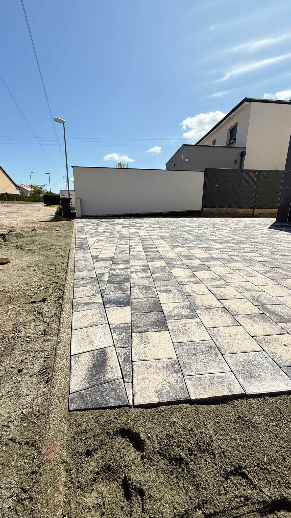 Cour en pavés réalisée par TP Moselle